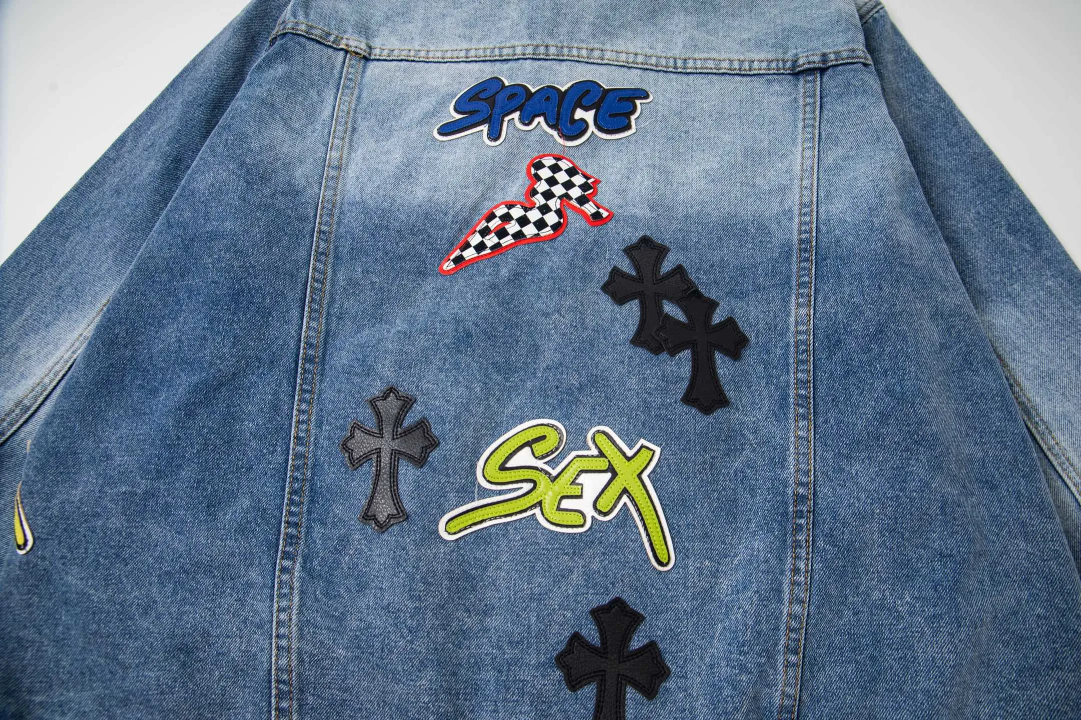 P320 ChromeHearts/Cro Hearts Cartoon Letter Chapter Cross Patchwork Leather Denim Jacket If you are obsessed with ChromeHearts, you can check it out. The same style for celebrities. Chrome Hearts is a very representative shirt jacket. The upper body of both men and women is really amazing, and it is the same style as Yu Shuxin and Angelababy! Recommended loose style for girls, super sweet! As soon as you go out, you will turn heads‼ ️This jacket really closes your eyes. Style number: 1857# (same style pants are available) Color: light blue Size: S M L XL